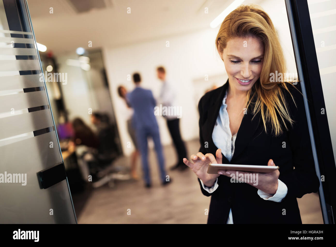 Business Woman using tablet sur le lieu de travail dans le bureau Banque D'Images