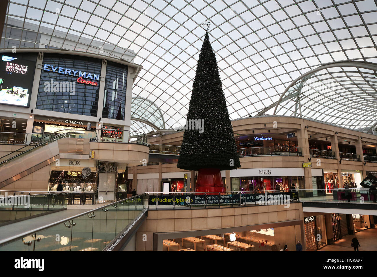 02/12/16, Leeds, Royaume-Uni. un arbre de Noël et décorations festives ornent la trinité shopping centre à Leeds, West Yorkshire. que décembre arrive dans uk sh Banque D'Images