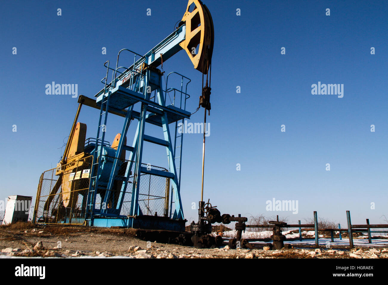 Bucarest, Roumanie, 30 Décembre 2012 : gaz ou pétrole gaz naturel pompes derrick du métro sur un champ, périphérie de Bucarest. Banque D'Images