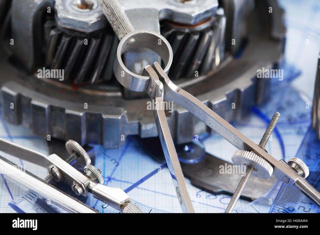 Concept d'ingénierie. Jeu de pignons près de sur le plan de division Banque D'Images