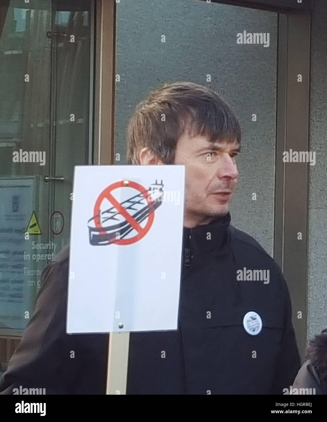 Ian Rankin rejoint les militants comme ils protestent contre le projet de bateau à bateau transferts d'huile dans le Moray Firth, en dehors du parlement écossais à Édimbourg. Banque D'Images