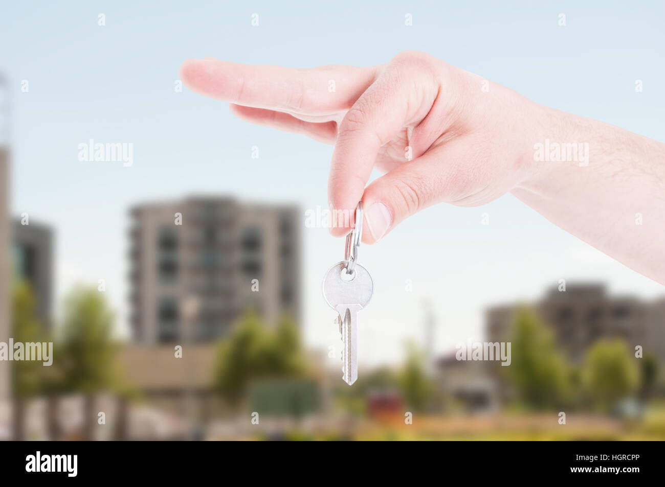 Close-up main de l'agent immobilier appartement holding clé comme concept de location Banque D'Images