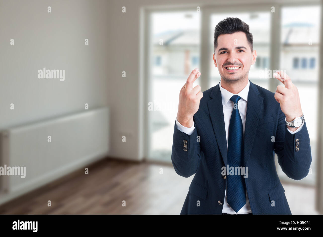Beau vrai agent immobilier qui souhaitent bonne chance et maintenant je croise les doigts avec copie espace Banque D'Images