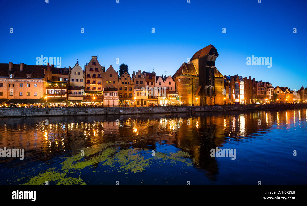 La Pologne, la Poméranie, Gdansk (Dantzig), soir vue sur rivière Mottlau avec long pont (Lange Brücke/Dlugie Pobrzeze Ulica) et l'emblématique port médiéval c Banque D'Images