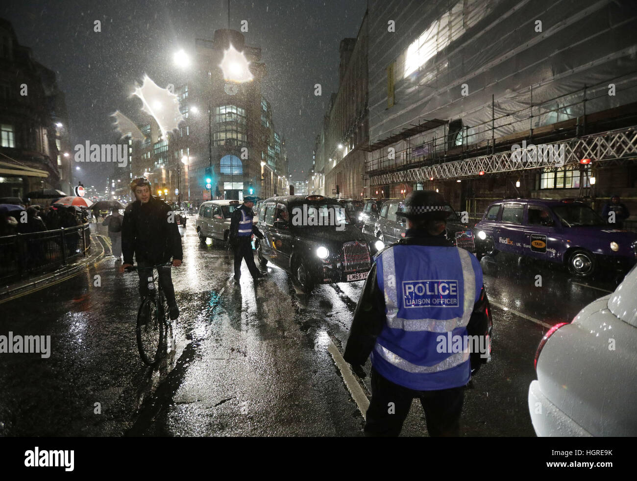 Les chauffeurs de taxi taxi noir protester en apportant le trafic à l'arrêt à la sortie de la Banque, de la ville de Londres dans une querelle sur l'intention de restreindre les véhicules, y compris les taxis agréés, à partir de la région. Banque D'Images
