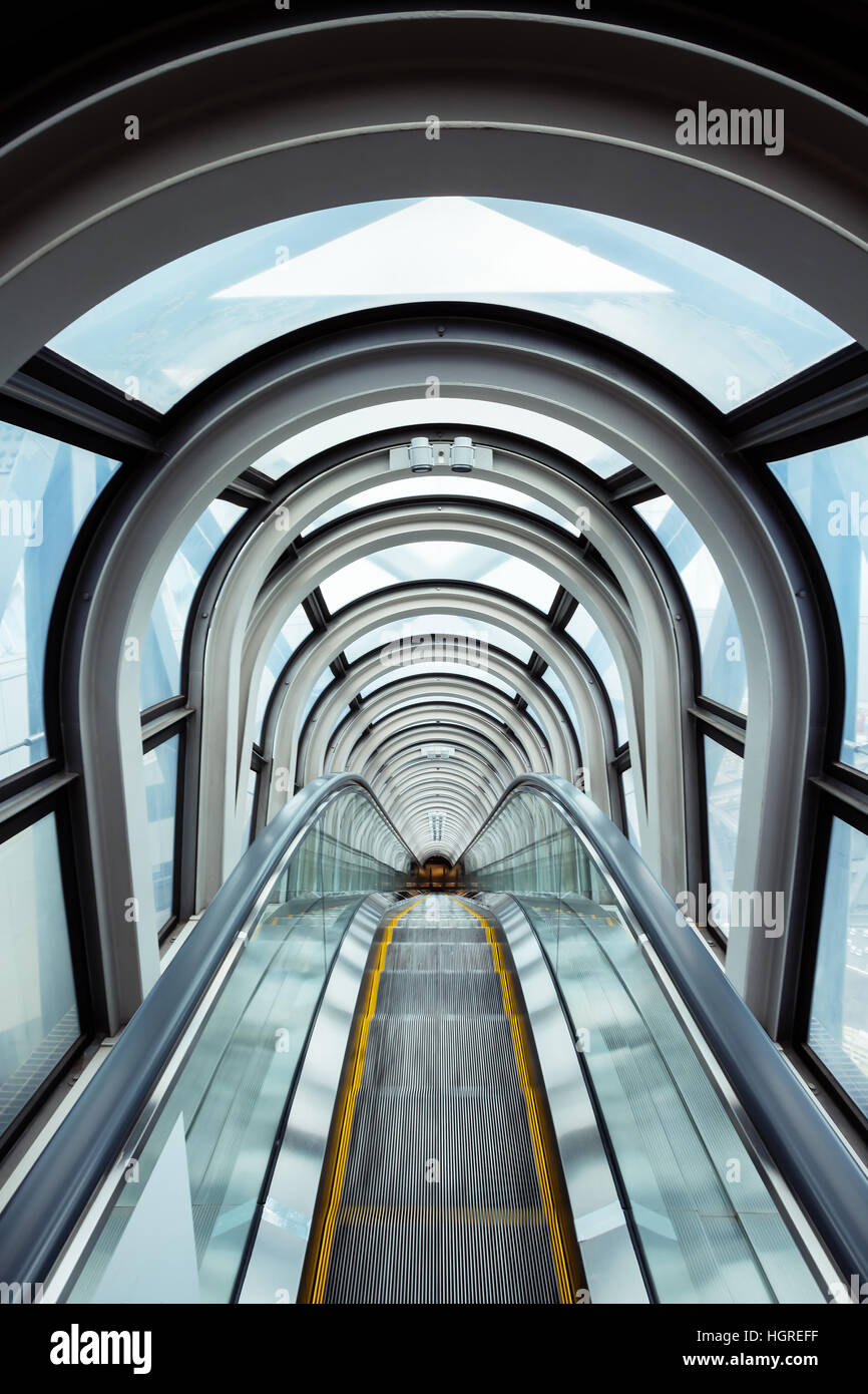 Bâtiment moderne dans l'escalator Banque D'Images