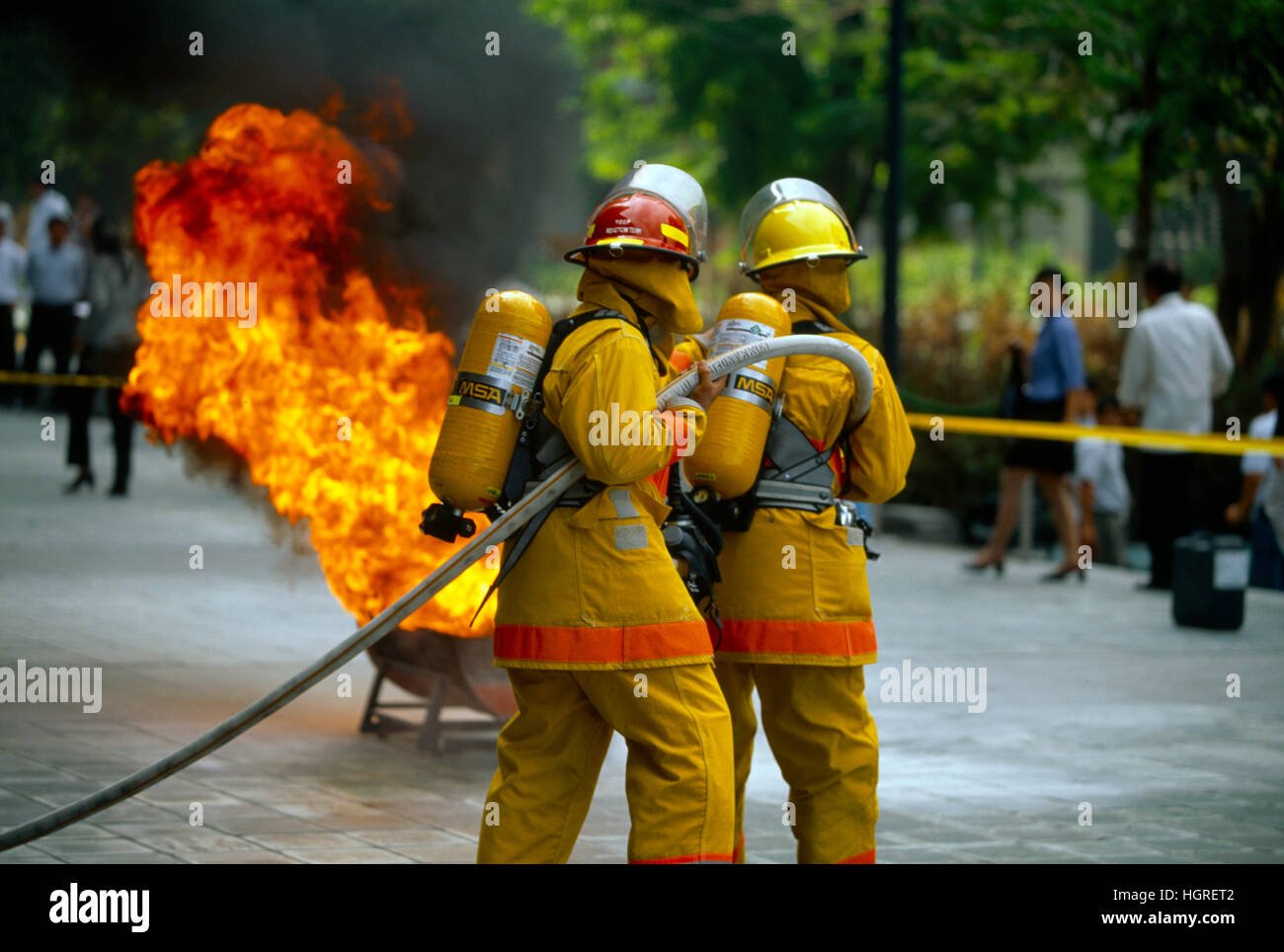 Pompiers avec tuyau d'attaque Blaze, Manille, Philippines Banque D'Images