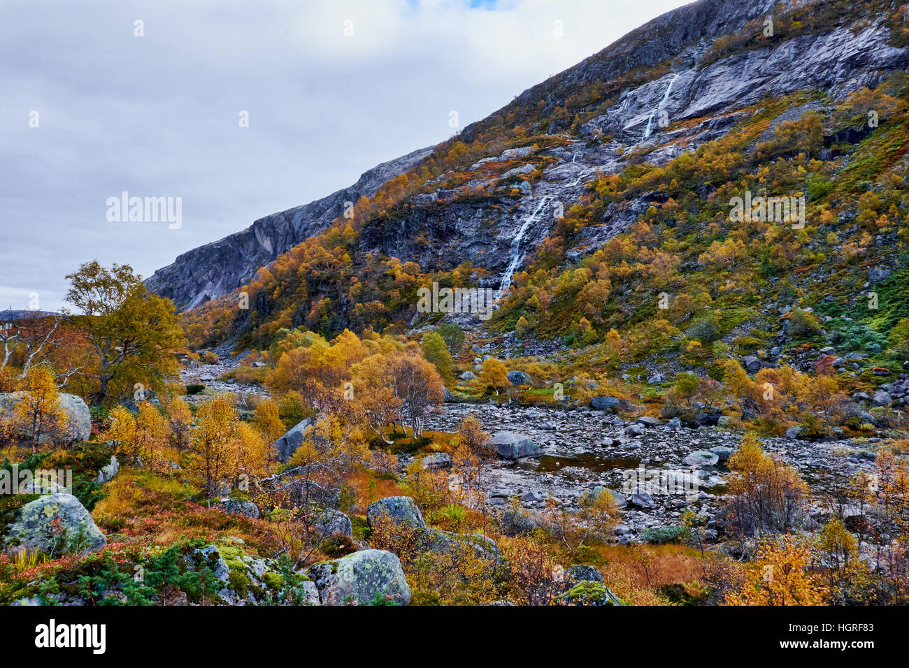 Rivière qui coule à l'aliment les collines environnantes de la route 45 dans la région de Rogaland, Banque D'Images