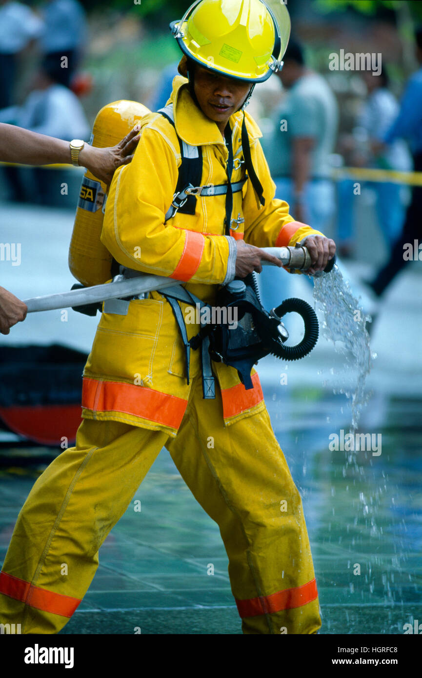Pompier avec tuyau à la Bourse de Manille, Philippines Banque D'Images