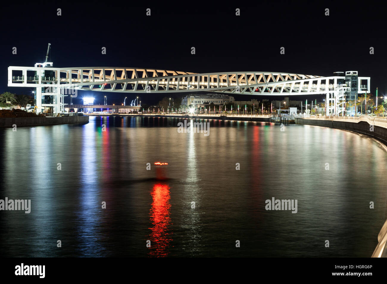 Helix pont sur le canal de nuit de l'eau de Dubaï Banque D'Images