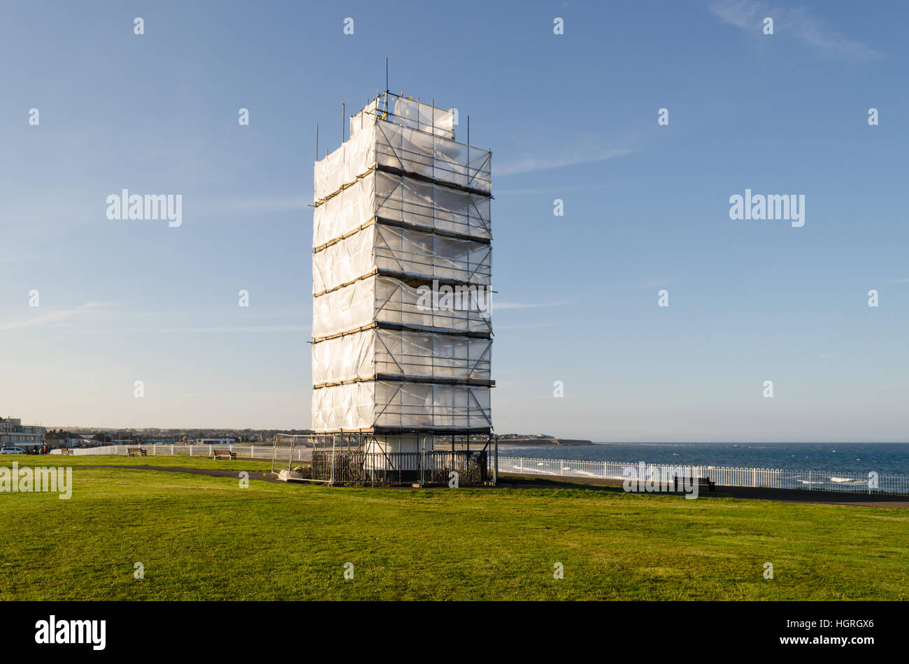 Les travaux de restauration en cours sur l'sunderland (grade II* énumérés) phare blanc à roker park cliffe, Sunderland Banque D'Images