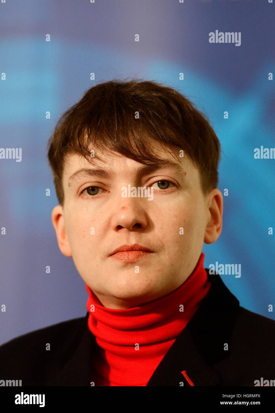 Prague, République tchèque. 12 Jan, 2017. Homme politique ukrainien Nadiya Savchenko, qu'eurodéputé Pavel Svoboda invité à la République tchèque, la conférence de presse donne à Prague, République tchèque, le 12 janvier 2017. Nadiya Savchenko a déclaré le président Zeman devrait permettre de mieux analyser les menaces possibles sinon CzechRep pourrait finir comme l'Ukraine, surpris par l'annexion de la Crimée. (CTK) Photo Banque D'Images