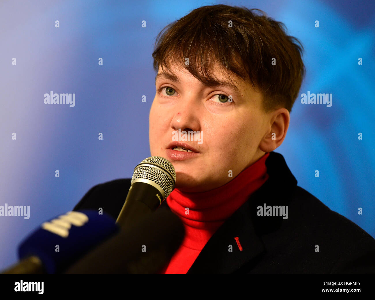 Prague, République tchèque. 12 Jan, 2017. Homme politique ukrainien Nadiya Savchenko, qu'eurodéputé Pavel Svoboda invité à la République tchèque, la conférence de presse donne à Prague, République tchèque, le 12 janvier 2017. Nadiya Savchenko a déclaré le président Zeman devrait permettre de mieux analyser les menaces possibles sinon CzechRep pourrait finir comme l'Ukraine, surpris par l'annexion de la Crimée. (CTK) Photo Banque D'Images