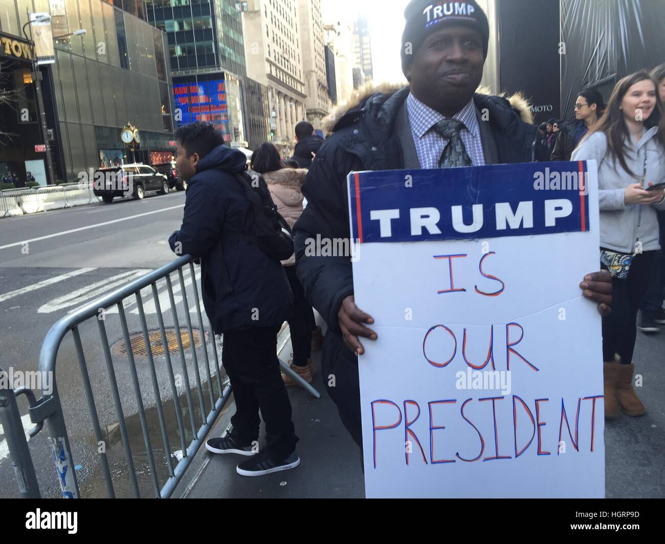 New York, USA. Feb 11, 2017. Un homme tenant une bannière qui se lit "Trump est notre président" à l'extérieur de Trump Tower au cours de la conférence de presse du président élu Trump, à New York, USA, 11 février 2017. Photo : Christina Horsten/dpa/Alamy Live News Banque D'Images