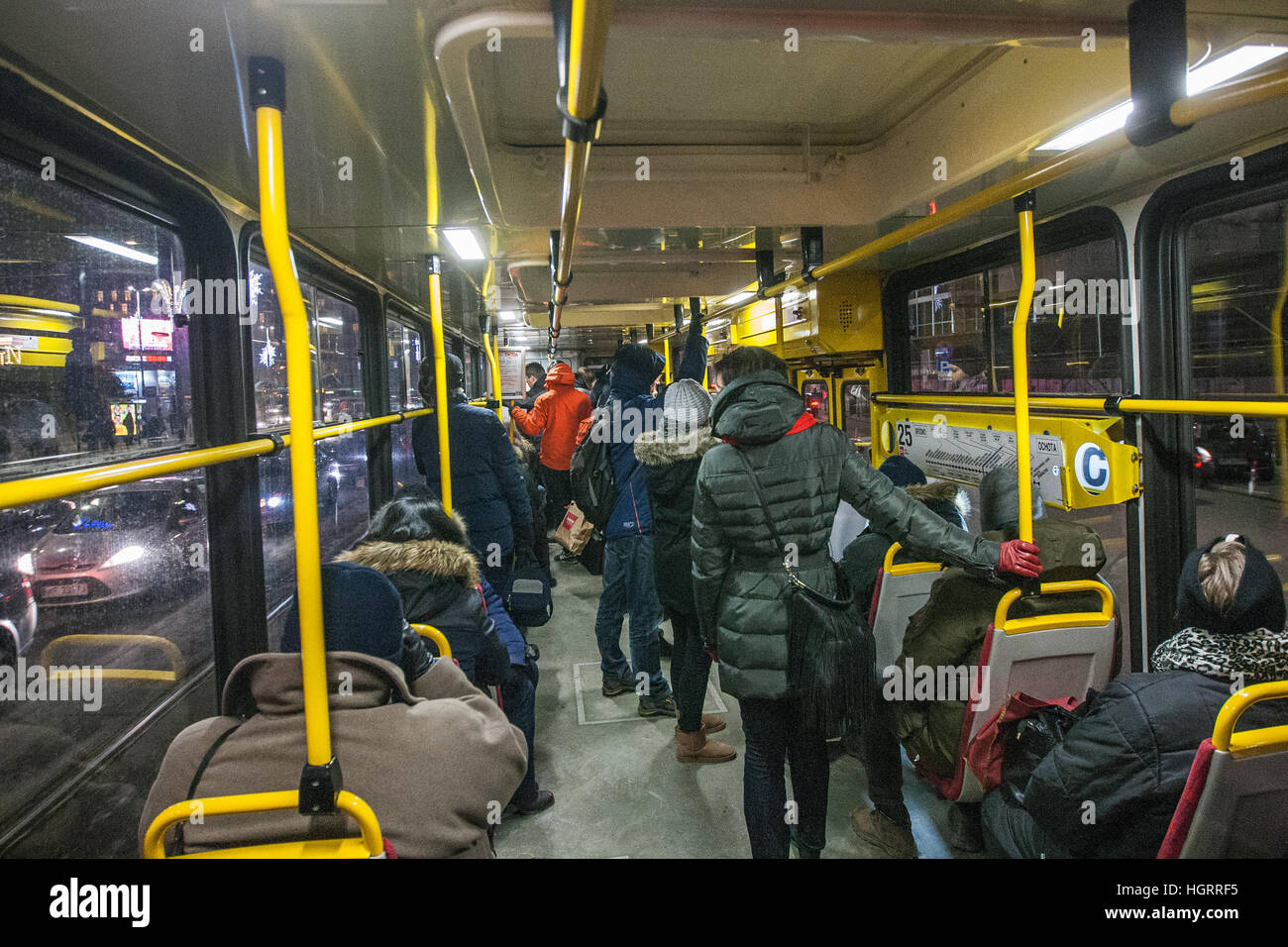 Varsovie, Pologne. Jan 11, 2017. Les gens dans les bus sont vus à Varsovie, capitale de la Pologne le 11 janvier 2017. La capitale polonaise a offert la gratuité des transports publics pour encourager les résidents à laisser leur voiture à la maison et cesser de cotiser à un des pires smogs © Michal Fludra/Alamy Live News Banque D'Images