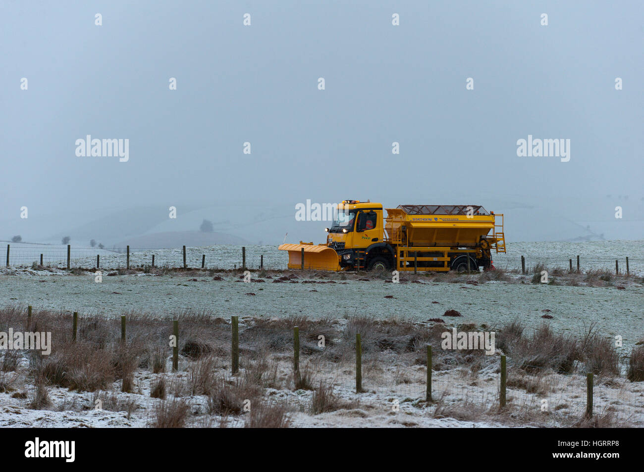 Builth Wells, Powys, Wales, UK. 12 janvier 2017. Un camion saleuses est visible sur le haut de la lande de Mynydd Epynt gamme près de Builth Wells dans Powys, Pays de Galles, Royaume-Uni. © Graham M. Lawrence/Alamy Live News. Banque D'Images