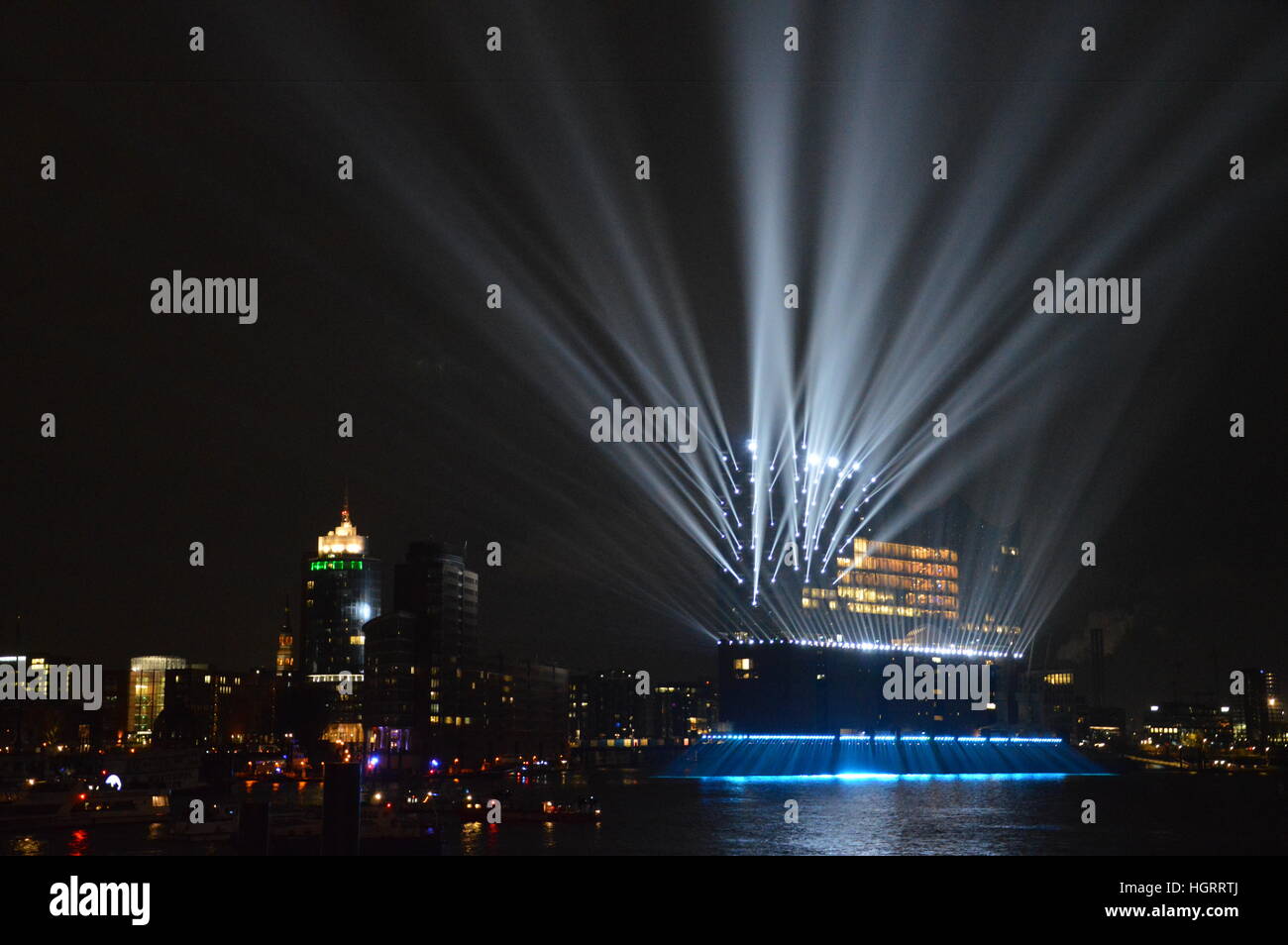 Hambourg, Allemagne. 11 janvier 2017.Le nouveau symbole de Hambourg, l'Elbphilharmonie concert hall, ouvert avec une grande lumière. Credit : Markku Rainer Peltonen/Alamy Live News Banque D'Images