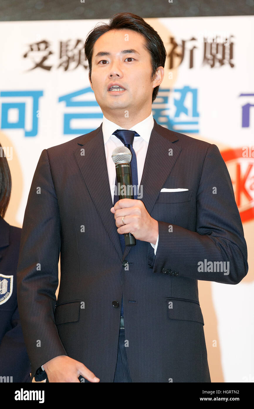 Homme politique japonais Taizo Sugimura parle pendant un événement spécial Kit Kat pour encourager les étudiants japonais pour les examens d'entrée à l'école, au sanctuaire Yushima Tenjin le 12 janvier 2017, Tokyo, Japon. Kit Kat de Nestlé produit est populaire avec les étudiants parce que sa prononciation en Japonais sonne comme ''Kitto Katsu'' qui signifie ''win manquerez''. Chaque année, les étudiants japonais lier des souhaits et des messages à l'culte, qui souhaitent bonne chance pour les examens d'entrée au passage à l'école secondaire et les collèges. Le sanctuaire Yushima Tenjin est dédié au dieu de l'apprentissage. (Photo de Rodrigo Reyes Marin/AFLO) Banque D'Images