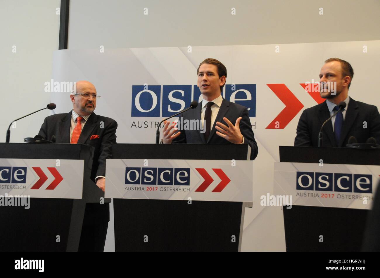 Vienne, Autriche. 12 Jan, 2017. Sebastian Kurz, Président de l'Organisation pour la sécurité et la coopération en Europe (OSCE) et la ministre autrichienne des affaires étrangères, prend la parole lors d'une conférence de presse à Vienne, Autriche. Sebastian Kurz a annoncé des plans le jeudi pour une approche plus sévère pour lutter contre le terrorisme et la radicalisation. © Liu Xiang/Xinhua/Alamy Live News Banque D'Images