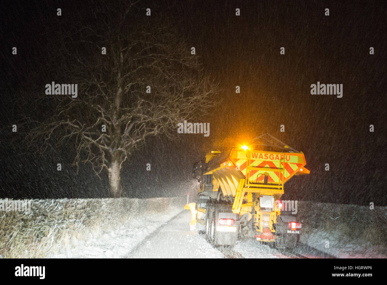 Le sablage des saleuses du conseil des routes couvertes de neige dans Ceredigion, pays de Galles Banque D'Images