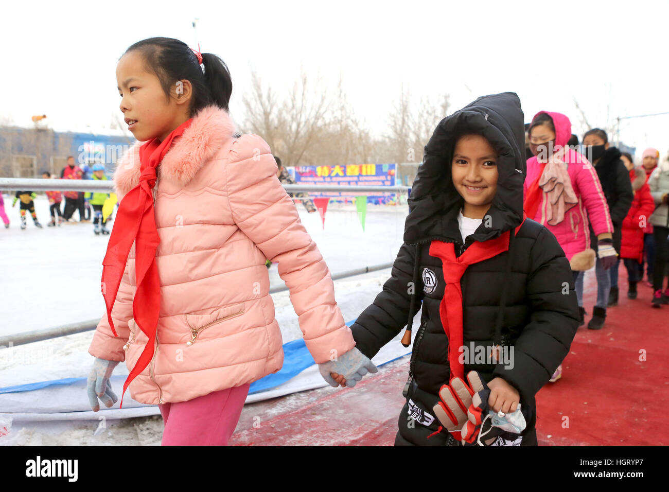 Hami, la Région Autonome Uygur du Xinjiang. 12 Jan, 2017. Deux étudiants de différentes écoles tenir la main ensemble pour rejoindre le camp d'hiver activités en ville Hami, nord-ouest de la Chine, la Région autonome du Xinjiang Uygur, 12 janvier, 2017. Plus de 30 enfants de divers groupes ethniques de Hami a participé à la première 'Hand in hand' Camp d'hiver. © Zengle Cai/Xinhua/Alamy Live News Banque D'Images