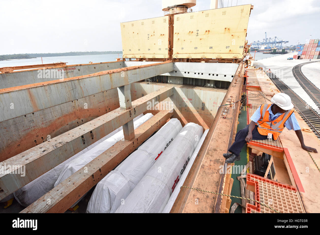 (170113) -- Mombasa, 13 janvier 2017 (Xinhua)-- attendre les travailleurs de décharger le premier lot de locomotives de chemin de fer à écartement standard le port de Mombasa à Mombasa, Kenya, le 9 janvier 2017. Étant le plus grand port d'Afrique de l'Est, du port de Mombasa est une importante plaque tournante logistique dans la région, le transport de conteneurs pour la Tanzanie, l'Ouganda, le Soudan du Sud, le Rwanda, le Burundi et la Chine etc. a aidé avec sa 19e poste qui a considérablement amélioré l'efficacité opérationnelle du port. Avec la construction de chemin de fer sous Standard qui permettra de relier le port de Mombasa à Nairobi la capitale du Kenya, le Banque D'Images