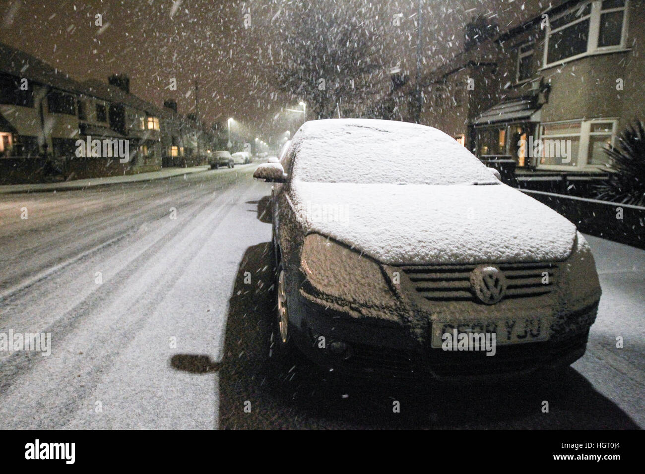 Londres, Royaume-Uni. 12 Jan, 2017. Une voiture est recouverte de neige pendant une tempête de neige à Londres le 12 janvier 2017. © James Chance/Alamy Live News Banque D'Images