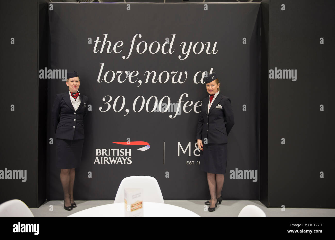 ExCel, Londres, Royaume-Uni. 13 janvier, 2017. Le Telegraph Travel Show and Telegraph Cruise Show ouvert que la faible neige tombe en dehors d'ExCel. BA et M&S Carrefour - partenaires de British Airways avec Marks and Spencer à offrir aux clients de courte distance et de l'aéroport de Londres Heathrow et Londres Gatwick l'option d'achat de produits frais et aliments de qualité supérieure à 30 000 ft de la marque britannique. © Malcolm Park editorial/Alamy Live News. Banque D'Images