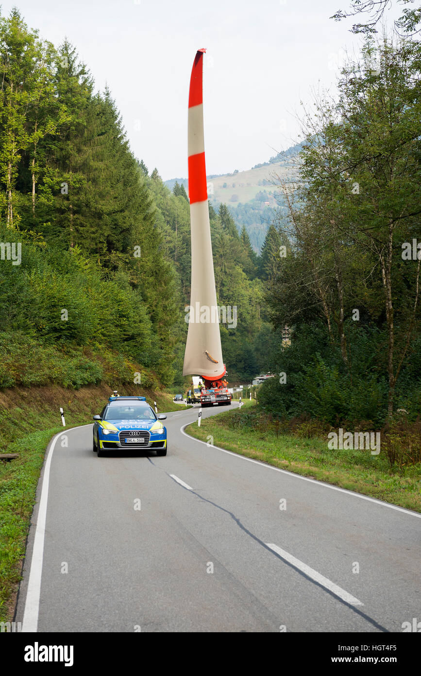 Le transport lourd, wind turbine blade sur camion, route sinueuse à Schönau, Forêt-Noire, Bade-Wurtemberg, Allemagne Banque D'Images