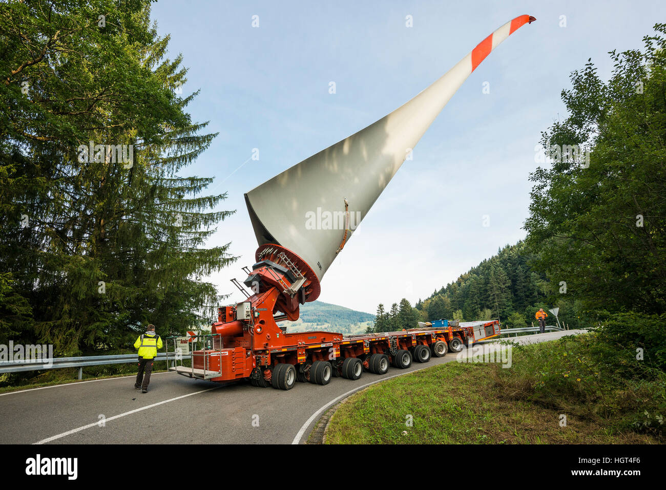 Le transport lourd, wind turbine blade sur camion, route sinueuse à Schönau, Forêt-Noire, Bade-Wurtemberg, Allemagne Banque D'Images