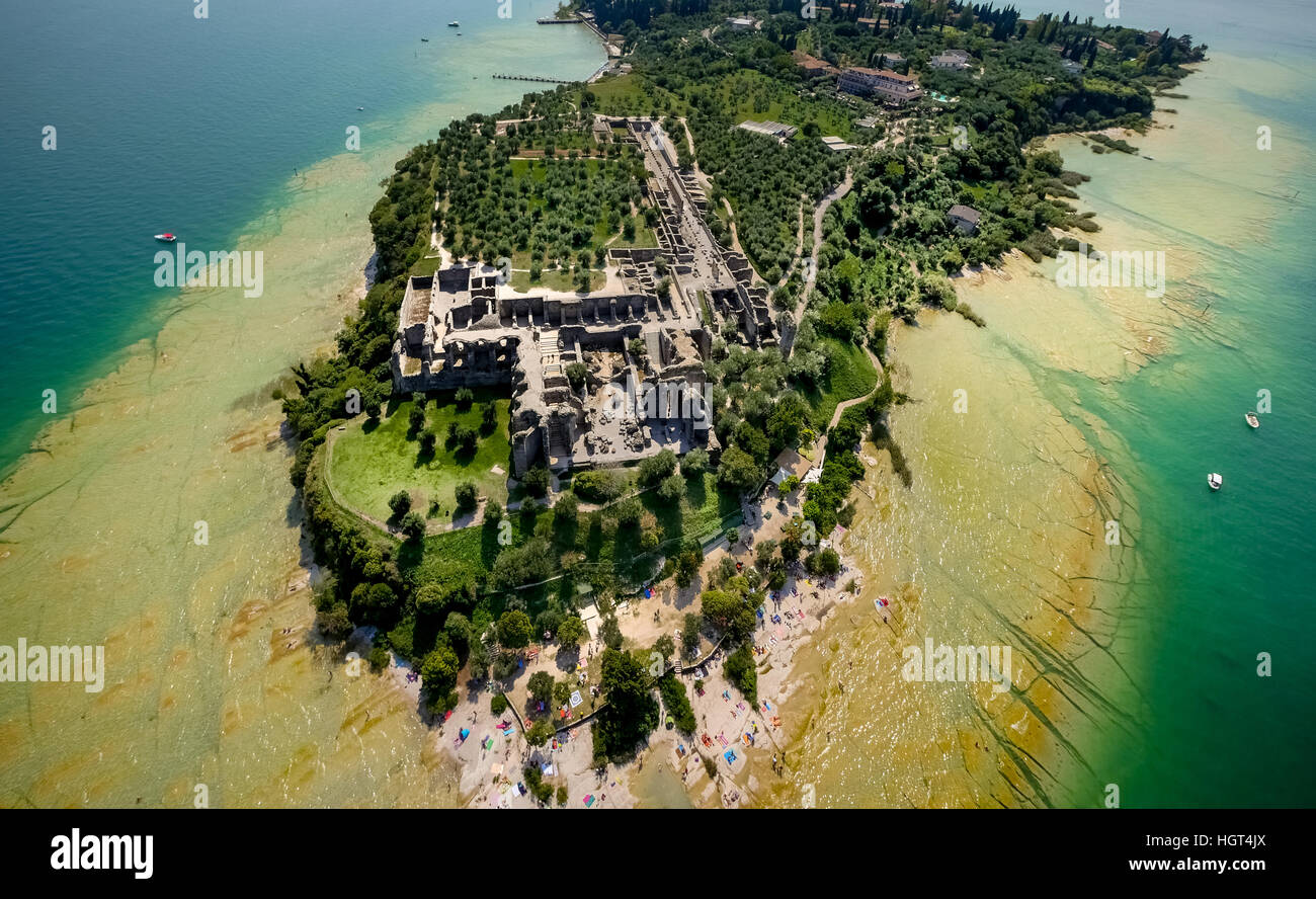 Les grottes de Catulle, parc archéologique, péninsule dans les eaux turquoise, Sirmione, Lac de Garde, Lombardie, Italie Banque D'Images