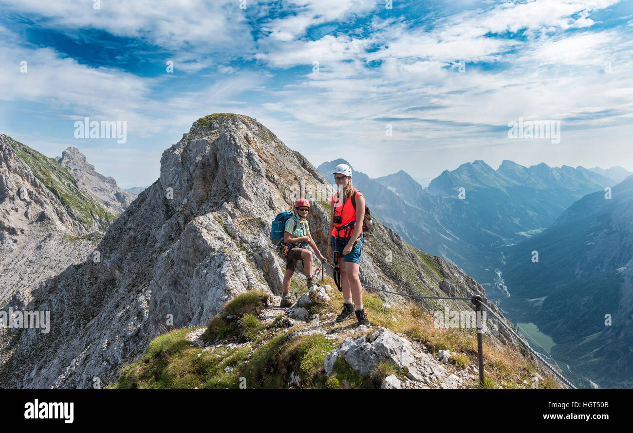 Deux randonneurs sur le sentier, Mittenwalder Höhenweg, Karwendel, Mittenwald, Allemagne Banque D'Images