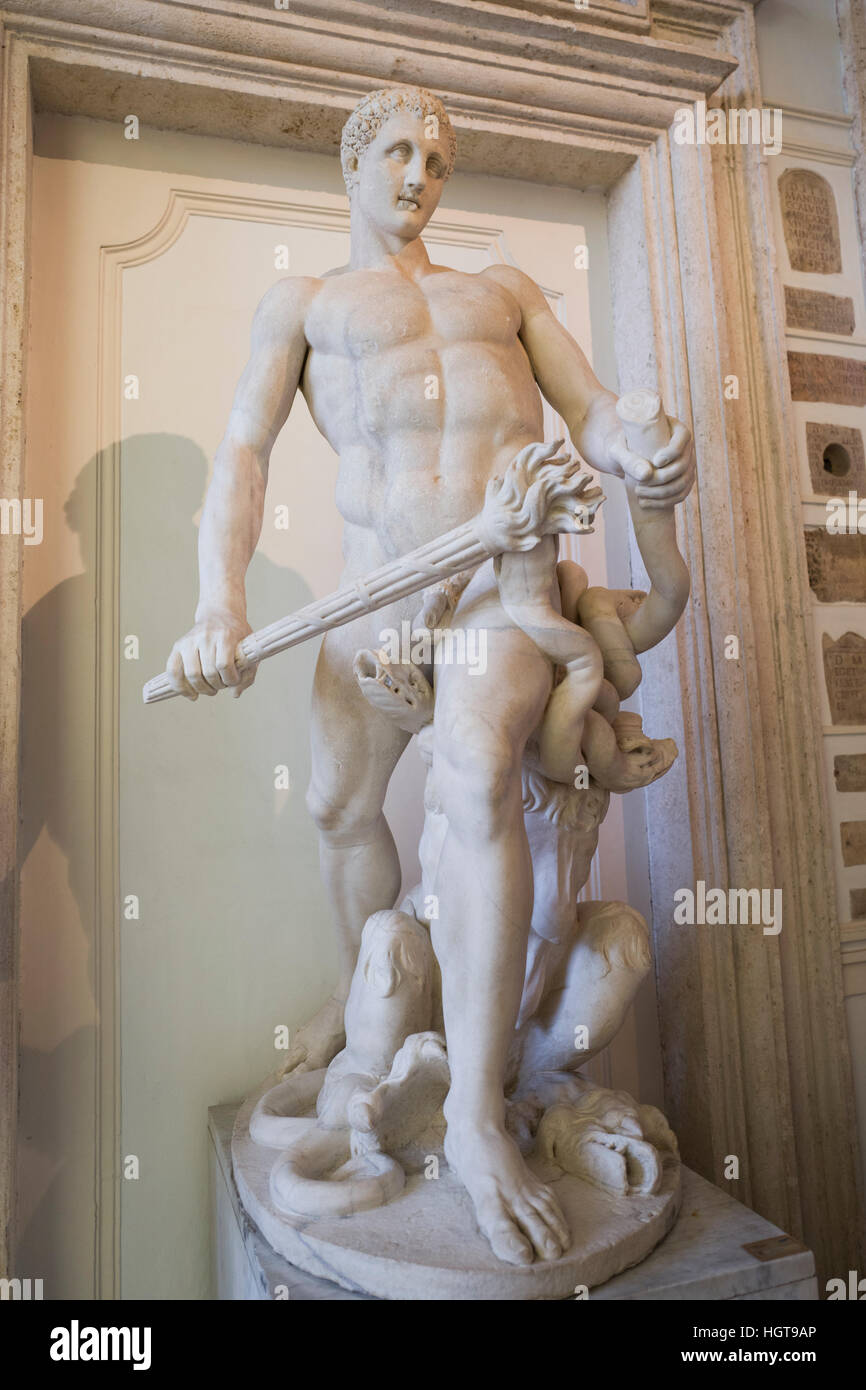 Statue d'Héraclès, restaurée, en tuant l'Hydre de Lerne dans les musées du Capitole à Rome Banque D'Images