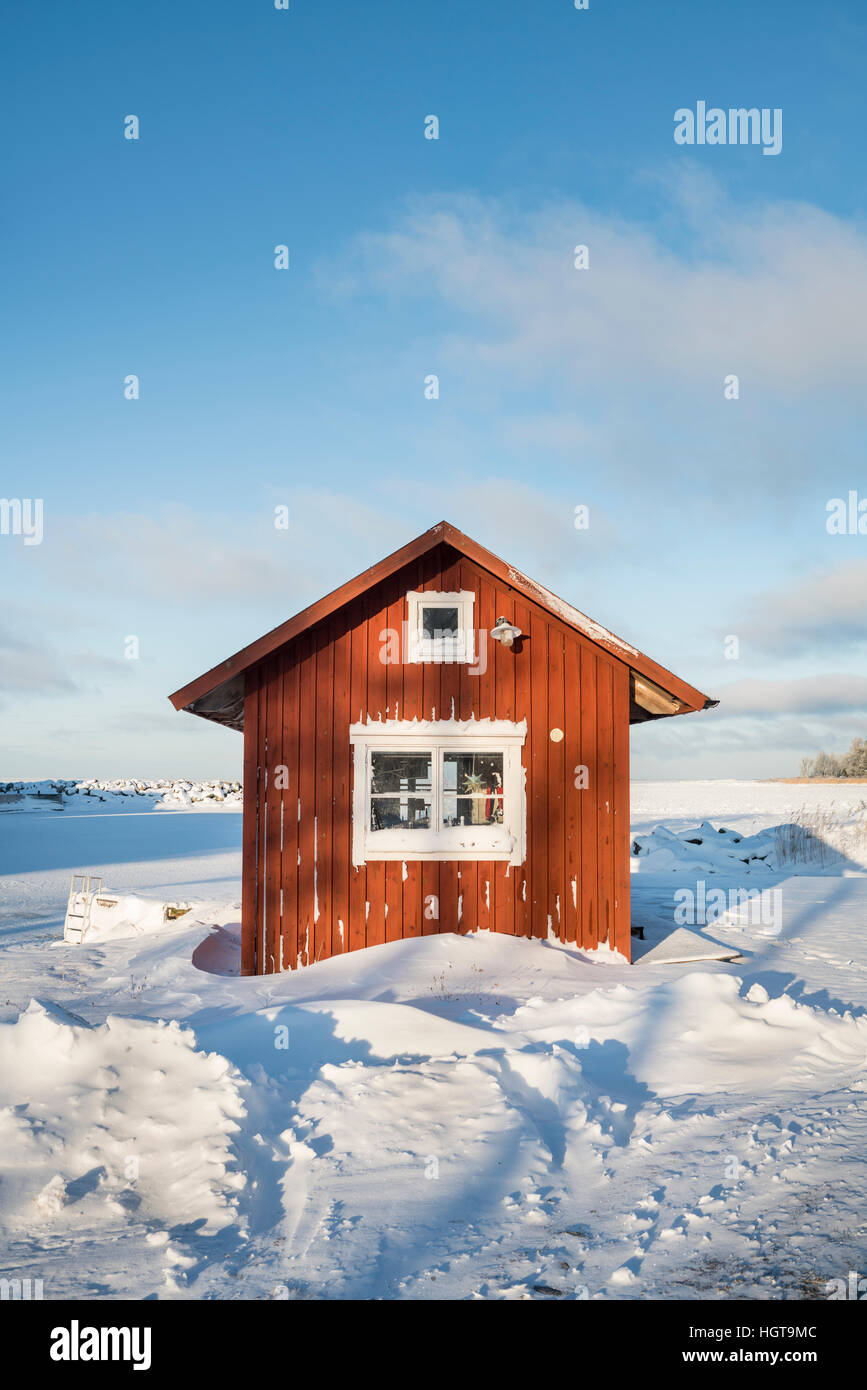 Petit chalet dans la neige à l'hiver. Fagelsundet village de pêcheurs sur la côte de Roslagen, Uppland, Suède, Scandinavie Banque D'Images