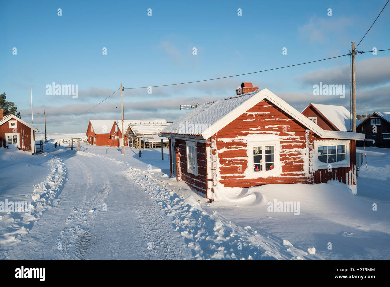 Des petits cottages dans la neige à l'hiver. Fagelsundet village de pêcheurs sur la côte de Roslagen, Uppland, Suède, Scandinavie Banque D'Images