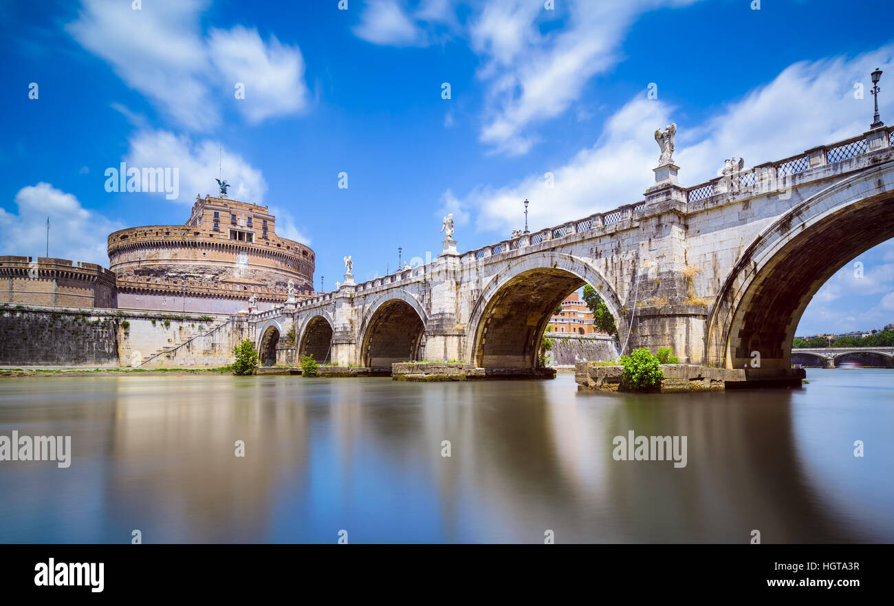 Château Saint Ange et le pont à Rome, Italie Banque D'Images