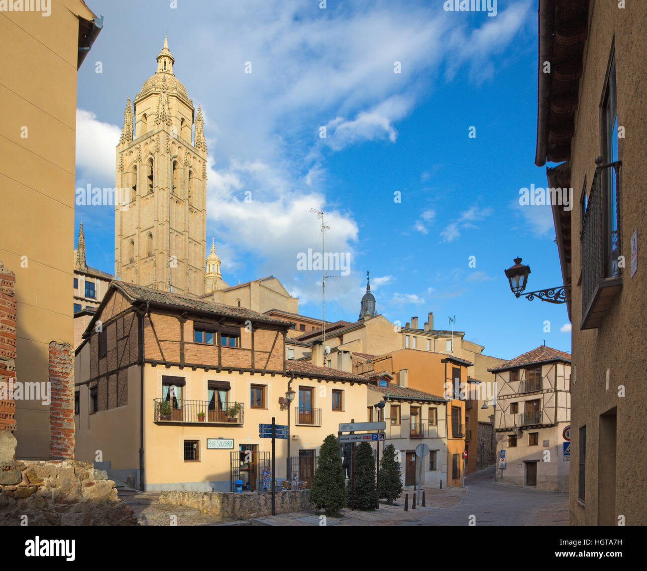 SEGOVIA, Espagne, 14 avril - 2016 : Plaza del Sororro square et la Tour de la Cathédrale Banque D'Images