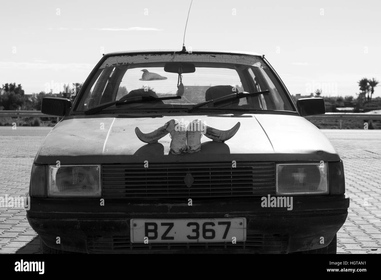 Une voiture décorée de hornes dans la campagne de Buyukkonuk, la ville écologique dans le nord de Chypre. Banque D'Images