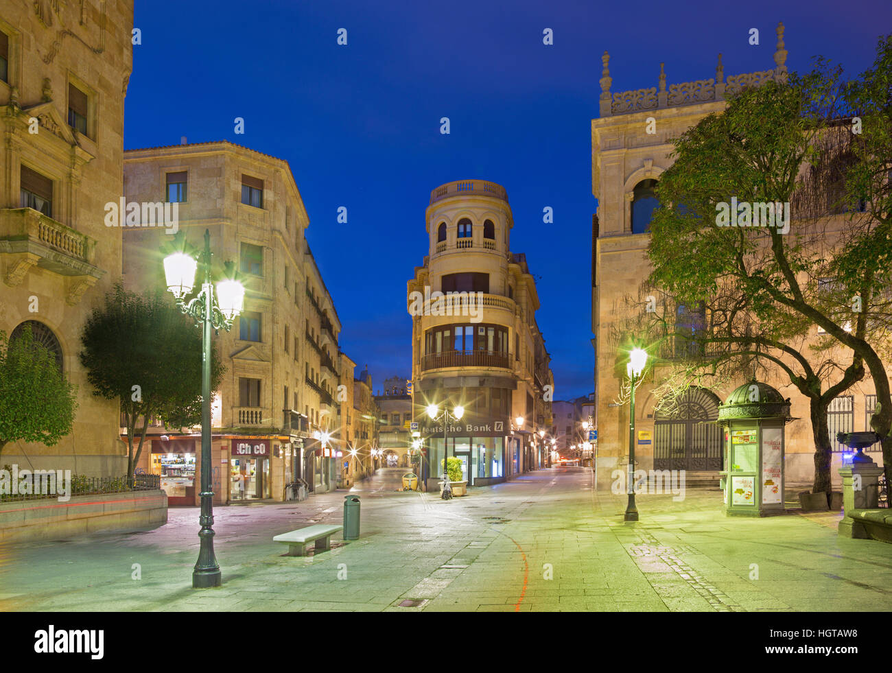 Salamanque, Espagne, Avril - 16, 2016 : la place de la Plaza de los Bandos au crépuscule. Banque D'Images