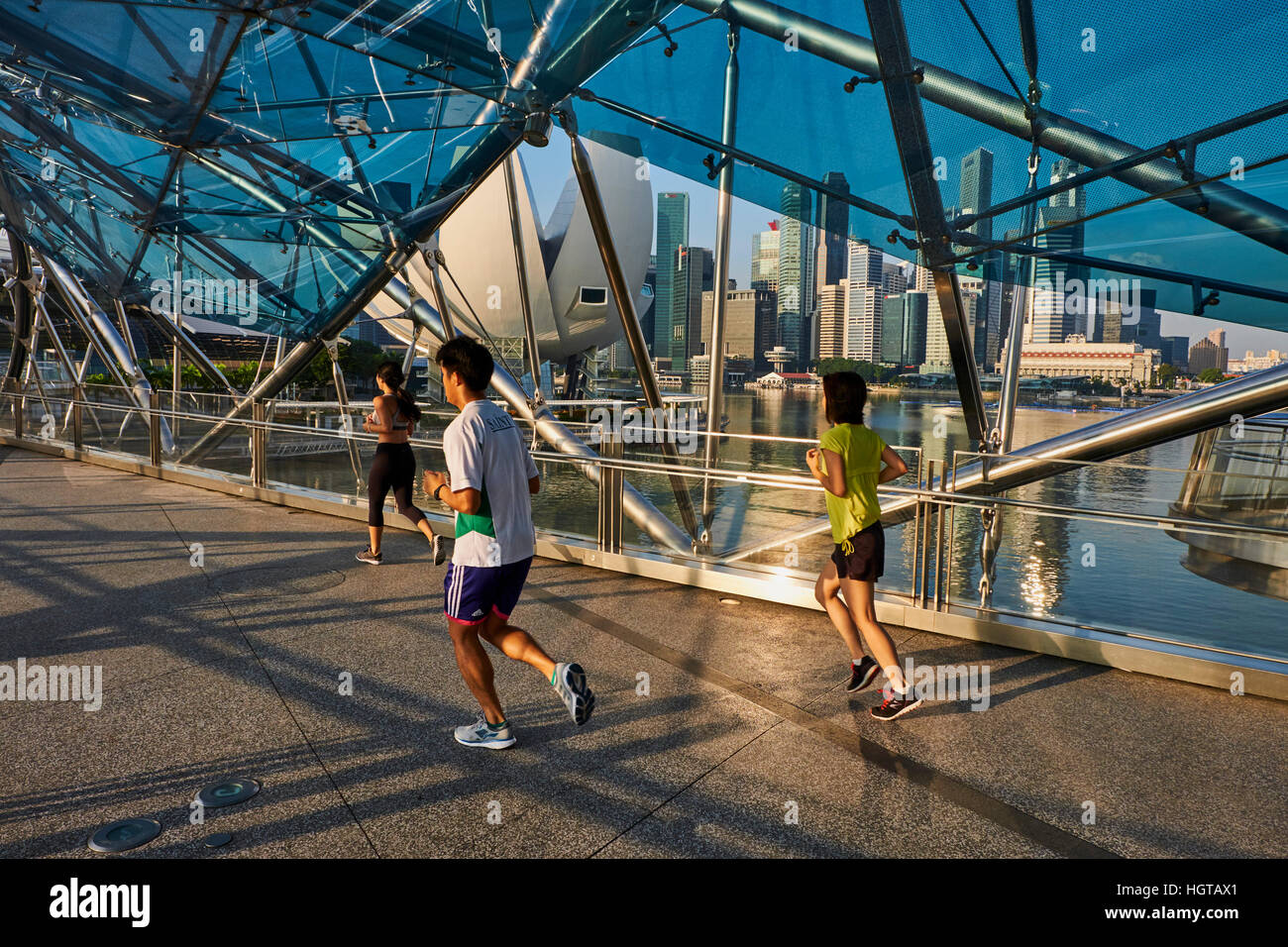 Marina Bay, Singapour, Helix bridge et Musée des Arts et des Sciences, construite comme une forme de fleur de lotus par l'architecte Moshe Safdie Banque D'Images