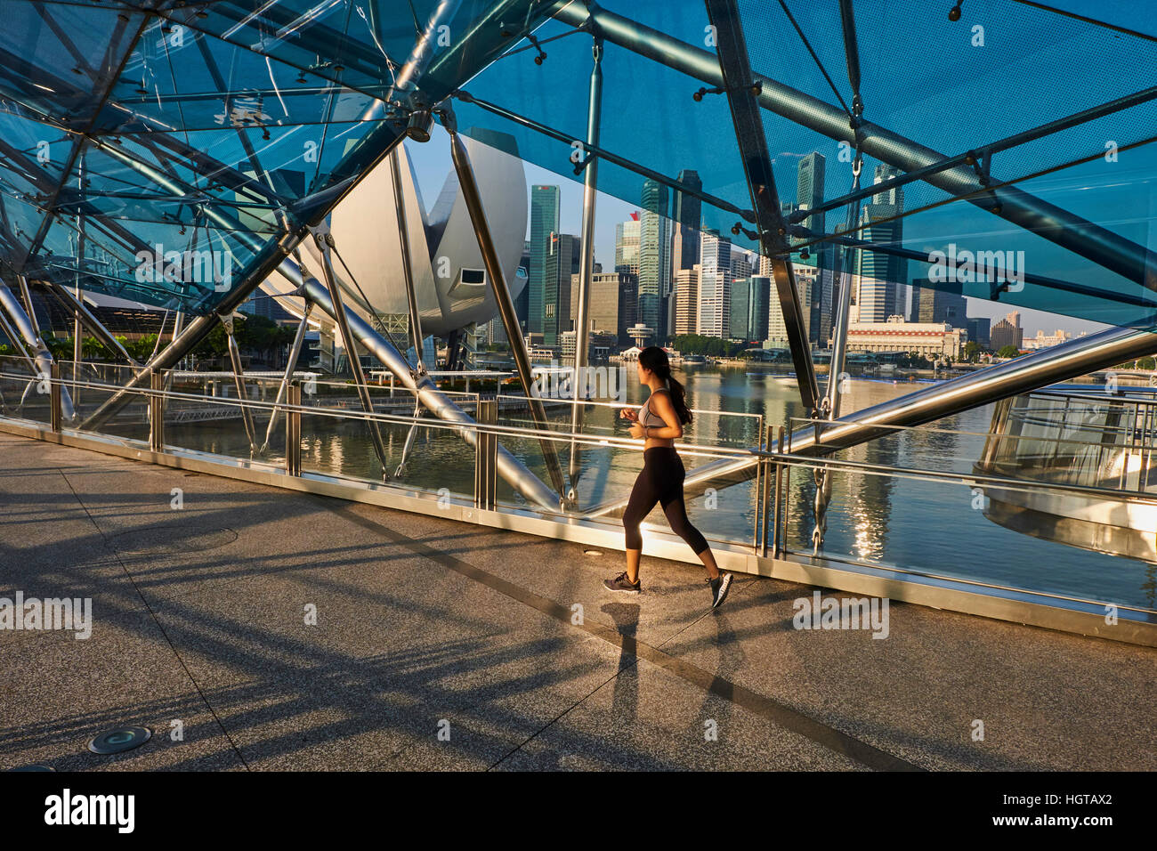 Marina Bay, Singapour, Helix bridge et Musée des Arts et des Sciences, construite comme une forme de fleur de lotus par l'architecte Moshe Safdie Banque D'Images