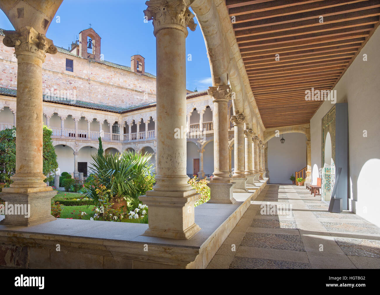 Salamanque, Espagne, Avril 18, 2016 : - l'atrium du Convento de Las Dueñas et la cathédrale. Banque D'Images
