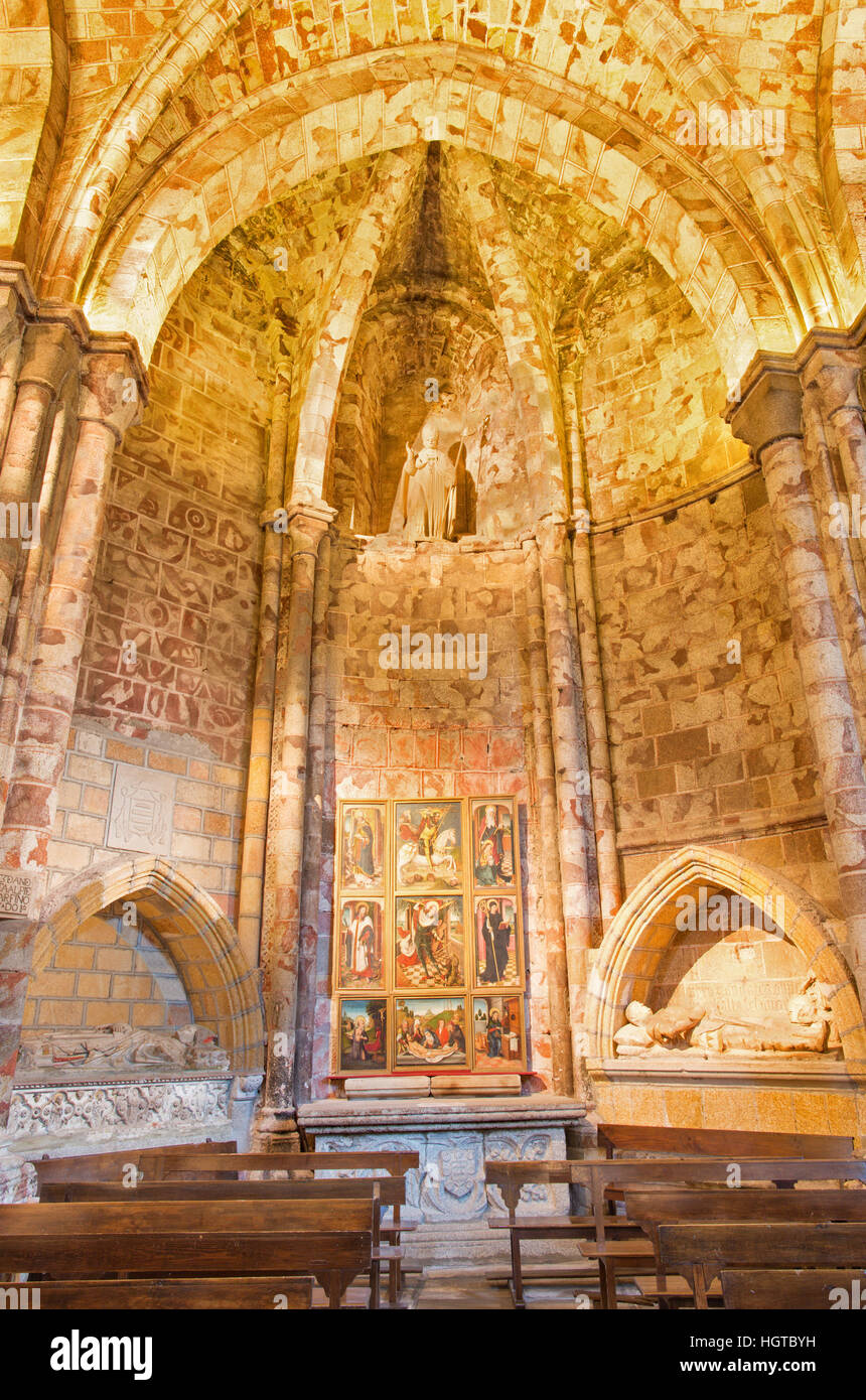 AVILA, ESPAGNE, avril - 18, 2016 : la chapelle latérale dans Catedral de Cristo Salvador avec l'autel par un artiste inconnu de 16 ans. 100. Banque D'Images