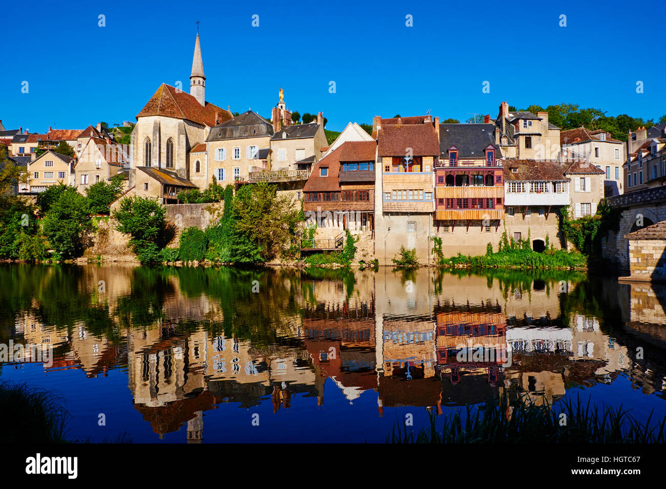 La France, de l'Indre (36), Argenton-sur-Creuse, vieilles maisons sur la rivière creuse, St Benoit chapelle Banque D'Images