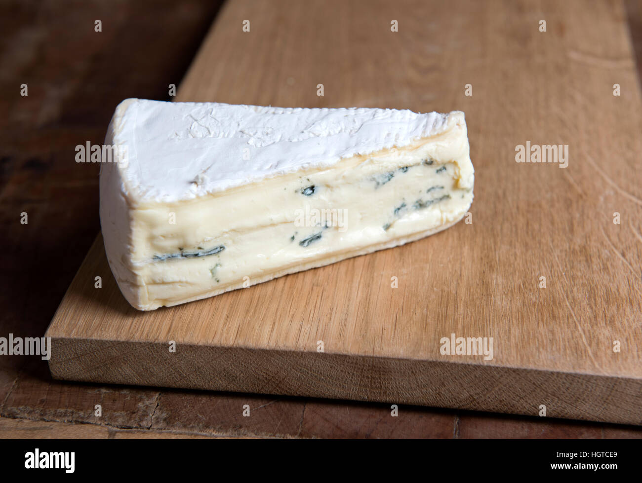 Un morceau de fromage bleu allemand Cambozola soft Banque D'Images