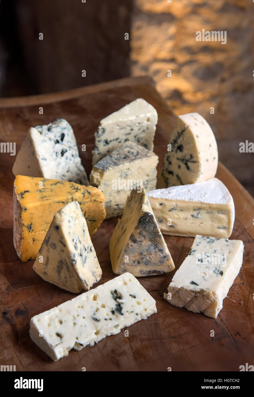 Une sélection de fromages bleus anglais et continental organisé sur une planche à découper Banque D'Images