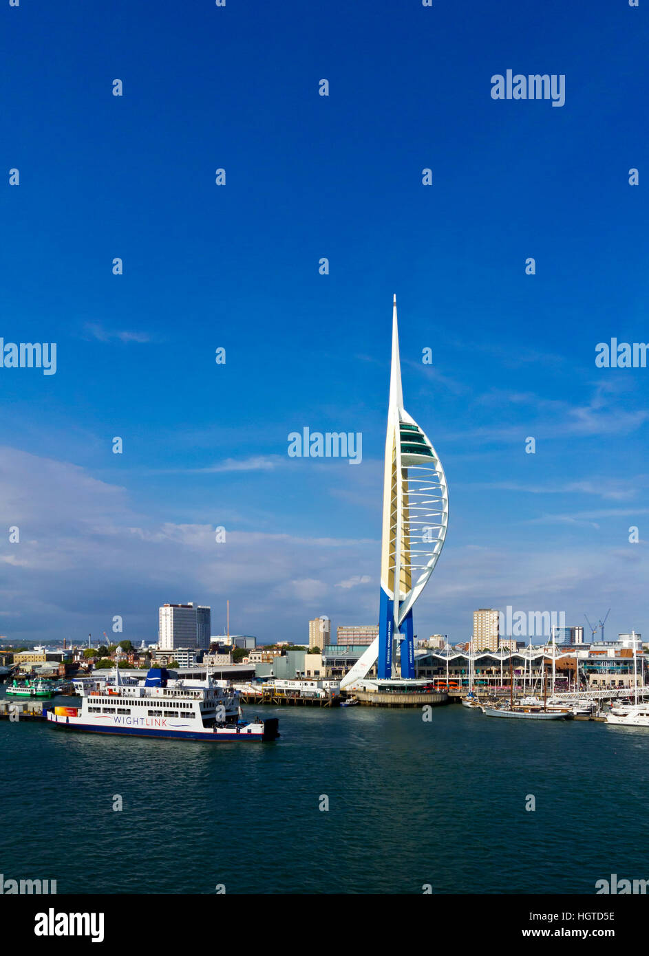 Vue sur le port de Portsmouth naval et un grand port civil dans le Hampshire England UK avec le Spinnaker Tower dans le centre Banque D'Images