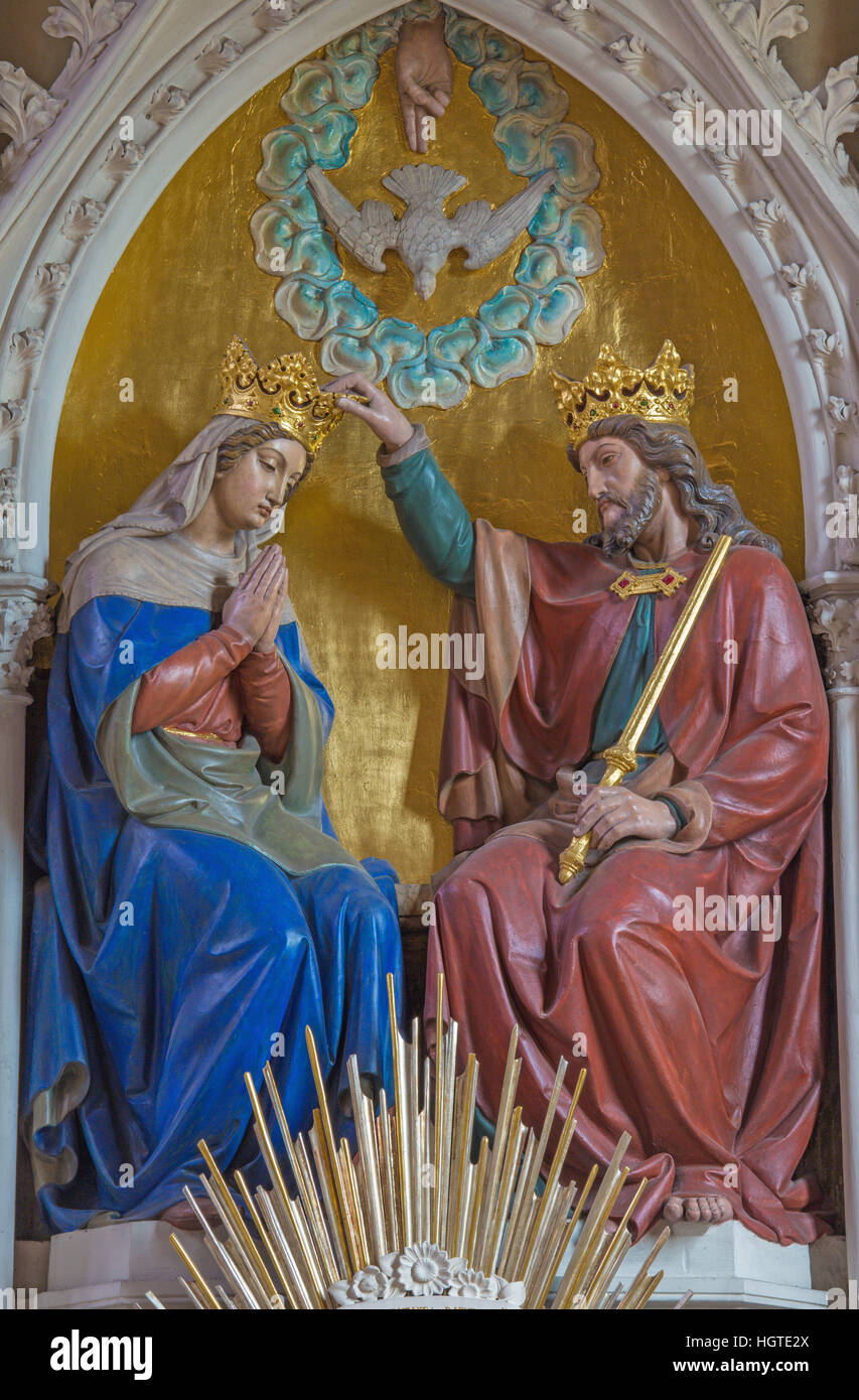 Vienne, Autriche - 19 décembre 2016 : Le Couronnement sculpté de la Vierge Marie à l'église Brigitta Kirche par Franz Erler (1829 - 1911). Banque D'Images