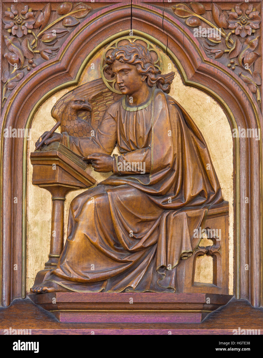 Vienne, Autriche - 19 décembre 2016 : Le relief sculpté de saint Jean l'Évangéliste à l'église Brigitta Kirche par artiste inconnu de 19 ans. 100. Banque D'Images
