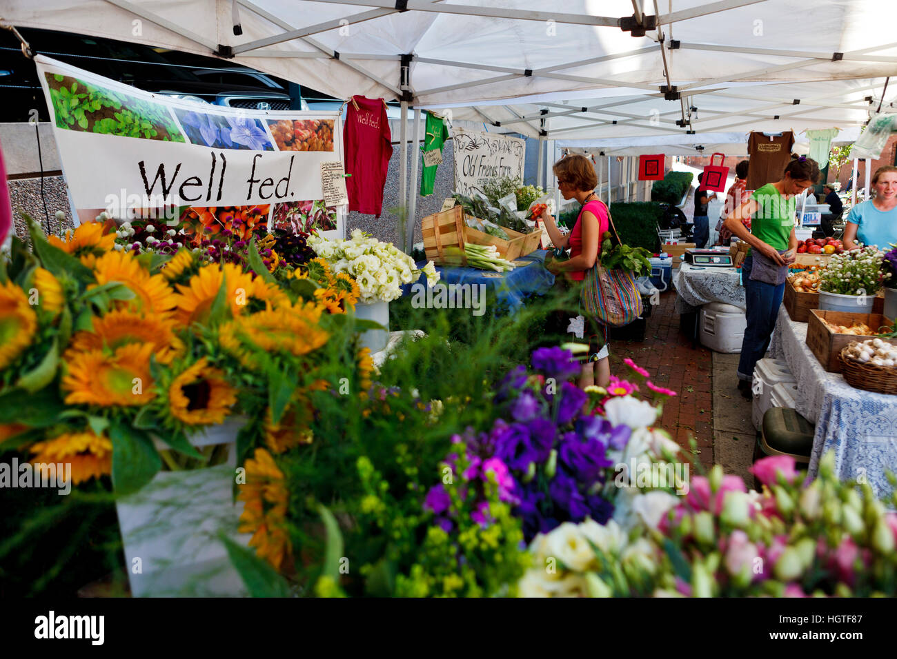 Missy Bahret (chemise verte) de vieux amis Farm stand au marché de producteurs marché mardi à Northampton, Massachusetts. Banque D'Images